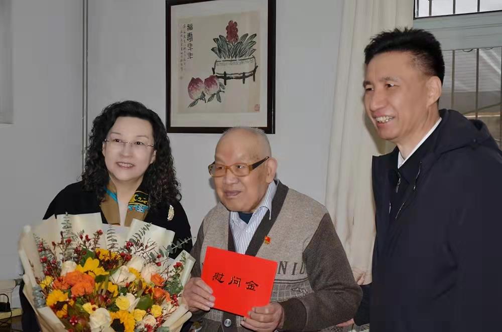 濟(jì)南產(chǎn)發(fā)集團(tuán)黨委副書記、總經(jīng)理黃蓓走訪慰問(wèn)離休老干部、老黨員